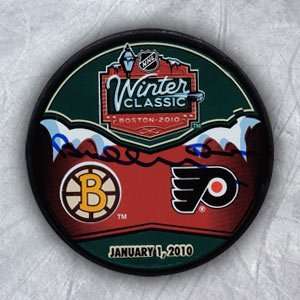   ORR Boston Bruins SIGNED 2010 Winter Classic Puck: Sports Collectibles