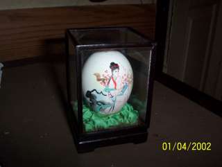 VINTAGE ORENTAL HAND PAINTED EGG IN GLASS CASE JAPANESE /CHINESE VERY 