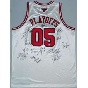  Autographed Chicago Bulls Team Jersey: Sports & Outdoors