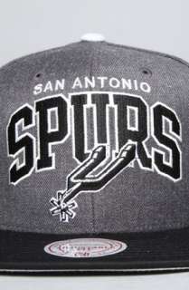 Mitchell & Ness The San Antonio Spurs Arch Logo G2 Snapback Hat in 