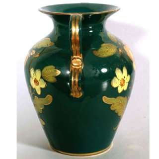 Vaso con manici a orma di anfora dorati e decorazioni floreali sui 